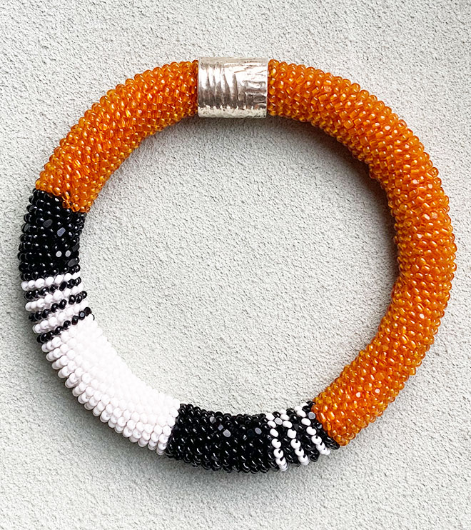 Andrea Putz Glas Perlen Schmuck Armband weiß schwarz orange gestreift silber